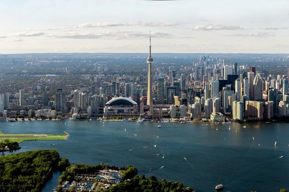Toronto from €315 Roundtrip: Direct Air Transat Flights from Amsterdam